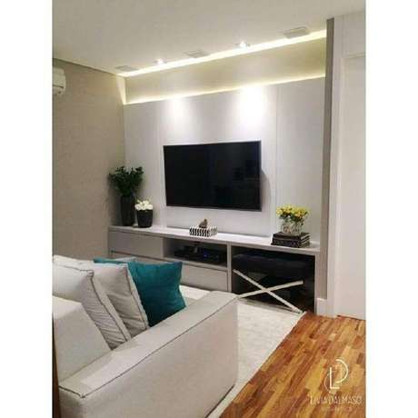 40. Rack com painel branco simples para decoração de sala pequena – Foto: Livia Dalmasso Arquitetura 40. Rack com painel branco simples para decoração de sala pequena – Foto: Livia Dalmasso Arquitetura
