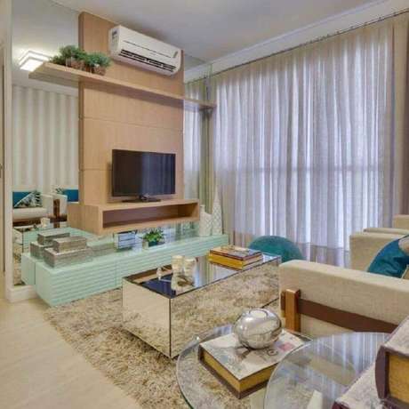 60. Sala decorada com tapete felpudo e rack com painel para TV – Foto: Armstrong Arquitetura 60. Sala decorada com tapete felpudo e rack com painel para TV – Foto: Armstrong Arquitetura