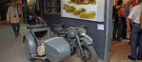 Homem circulava em modelo de motocicleta da Wehrmacht, como esta exposta num museu russo Homem circulava em modelo de motocicleta da Wehrmacht, como esta exposta num museu russo