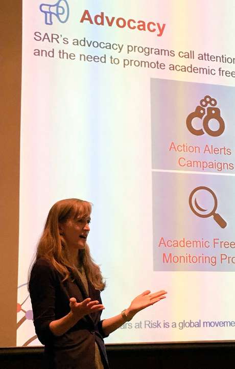 Clare Robinson, diretora da Scholars at Risk, fala sobre relatório que monitora e denuncia ataques a universidades no mundo Clare Robinson, diretora da Scholars at Risk, fala sobre relatório que monitora e denuncia ataques a universidades no mundo