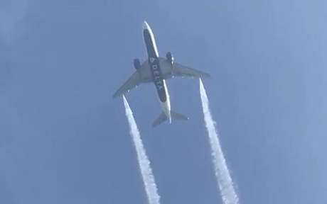 Avião libera combustível e atinge crianças em escola nos EUA Avião libera combustível e atinge crianças em escola nos EUA
