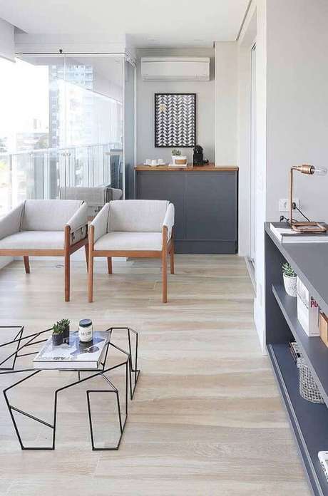18. Varanda gourmet com cortina de vidro e piso laminado claro. Fonte: Pinterest 18. Varanda gourmet com cortina de vidro e piso laminado claro. Fonte: Pinterest