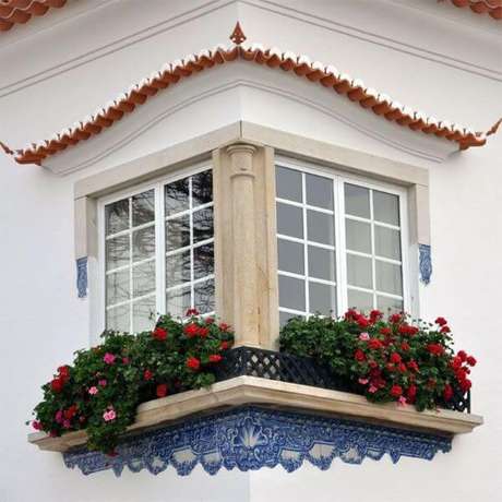 63. Janela de vidro com grade decorada com flores – Foto: Pinterest 63. Janela de vidro com grade decorada com flores – Foto: Pinterest