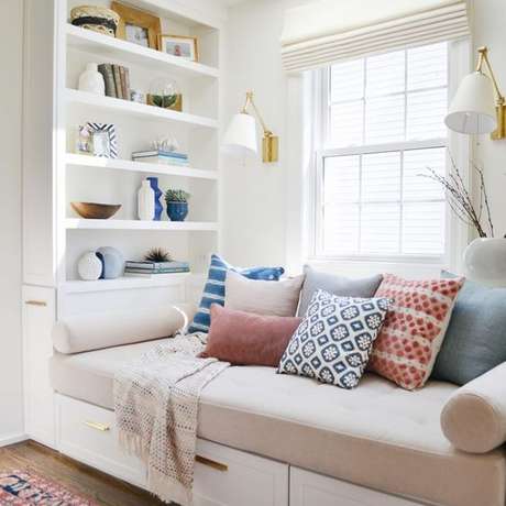 34. Cantinho de leitura iluminada por janela de vidro – Foto: Decor Hint 34. Cantinho de leitura iluminada por janela de vidro – Foto: Decor Hint