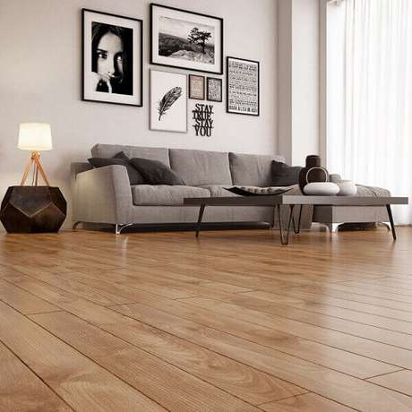 53. Sala de estar com piso laminado e sofá cinza 3 lugares. Fonte: Pinterest 53. Sala de estar com piso laminado e sofá cinza 3 lugares. Fonte: Pinterest