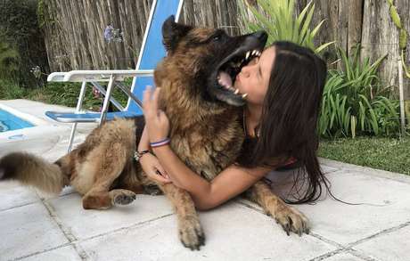 Momento em que jovem é mordida por cachorro