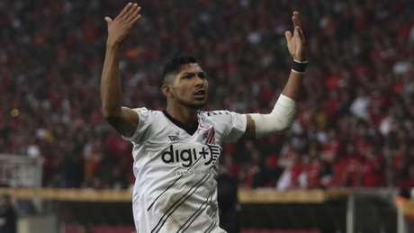 Sem treinar com Athletico-PR, Rony entra na mira do Palmeiras para 2020 (Vinicius Do Prado/Agência F8/Lancepress!) Sem treinar com Athletico-PR, Rony entra na mira do Palmeiras para 2020 (Vinicius Do Prado/Agência F8/Lancepress!)