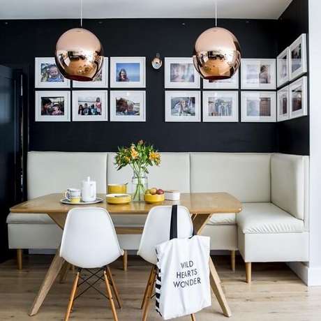 25. Parede preta e pendentes rose gold para a sala de jantar. Fonte: Pinterest 25. Parede preta e pendentes rose gold para a sala de jantar. Fonte: Pinterest