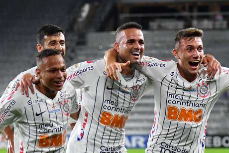 Luan (centro) marcou os gols da vitória corintiana. Luan (centro) marcou os gols da vitória corintiana.