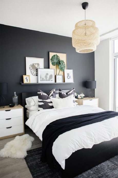 52. Quarto com decoração minimalista com parede preta e branca. Fonte: Pinterest 52. Quarto com decoração minimalista com parede preta e branca. Fonte: Pinterest