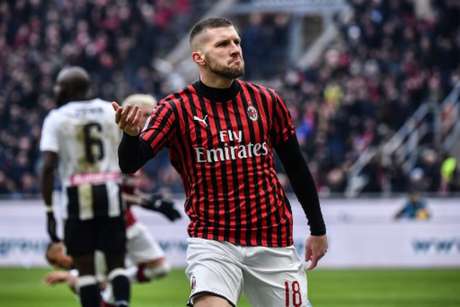 Rebic foi o grande herói da partida marcando dois gols na vitória do Milan por 3 a 2 contra a Udinese (Marco Bertorello / AFP) Rebic foi o grande herói da partida marcando dois gols na vitória do Milan por 3 a 2 contra a Udinese (Marco Bertorello / AFP)
