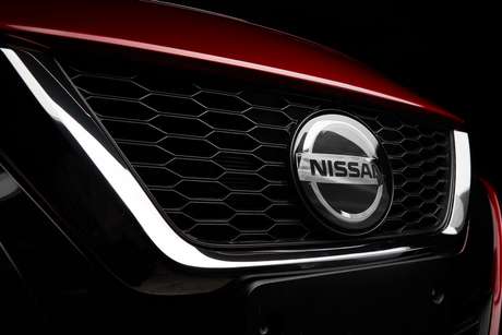 A grade está de acordo com a estética global dos carros da Nissan. A grade está de acordo com a estética global dos carros da Nissan.