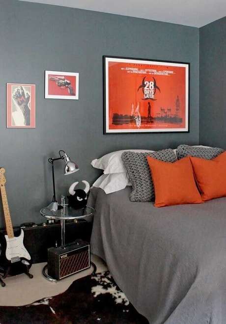 11. Decoração simples para quarto juvenil cinza e laranja – Foto: Pinterest