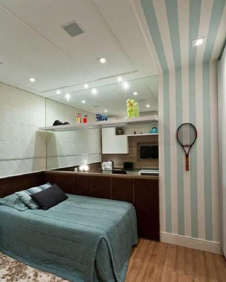 12. Decoração de quarto juvenil com parede espelhada e papel de parede listrado – Foto: Mariane e Marilda Arquitetura e Interiores