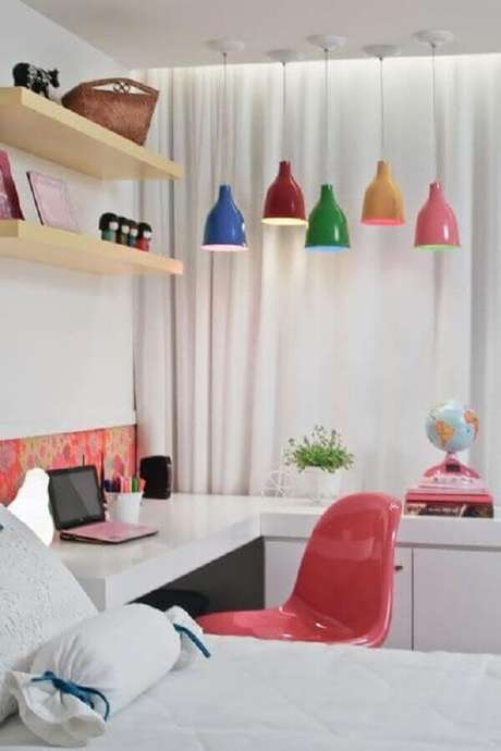 13. Decoração de quarto infantil juvenil com luminárias pendentes coloridas e cadeira rosa – Foto: Casa de Valentina