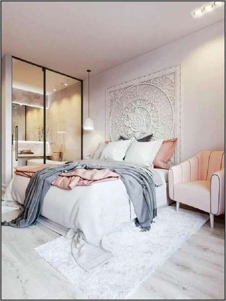 15. Decoração de quarto juvenil feminino com guarda roupa espelhado e detalhe na cabeceira da cama – Foto: Pinterest