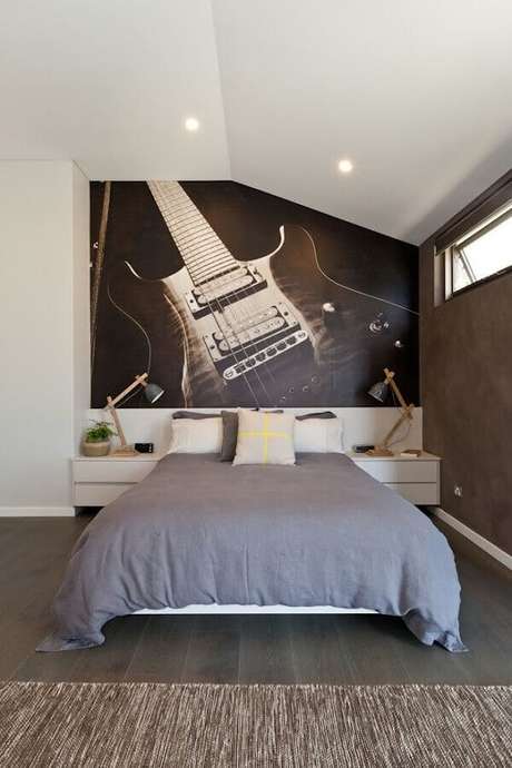 19. Decoração clean para quarto juvenil masculino e adesivo de parede com foto de guitarra – Foto: HappyModern