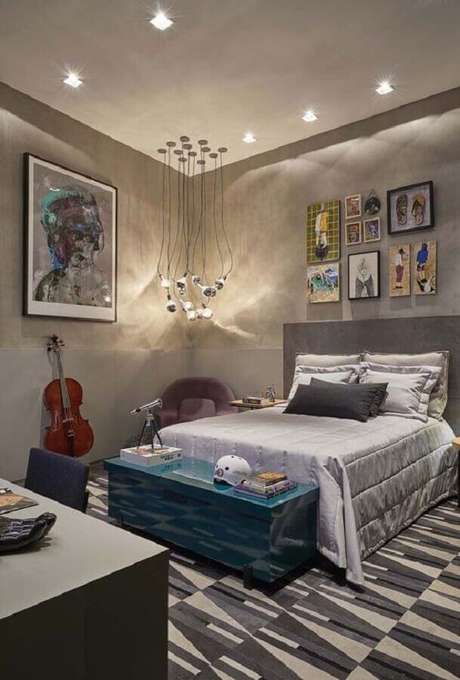 22. Decoração de quarto juvenil masculino moderno com parede de cimento queimado e luminária pendente minimalista – Foto: Pinterest