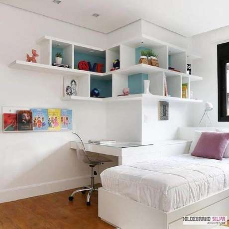 23. Decoração clean para quarto infantil juvenil todo branco com detalhes coloridos nos nichos – Foto: Hildebrand Silva Arquitetura