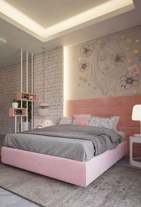 27. Decoração delicada e moderna para quarto juvenil feminino branco e rosa com papel de parede e sanca iluminada – Foto: Pinterest]