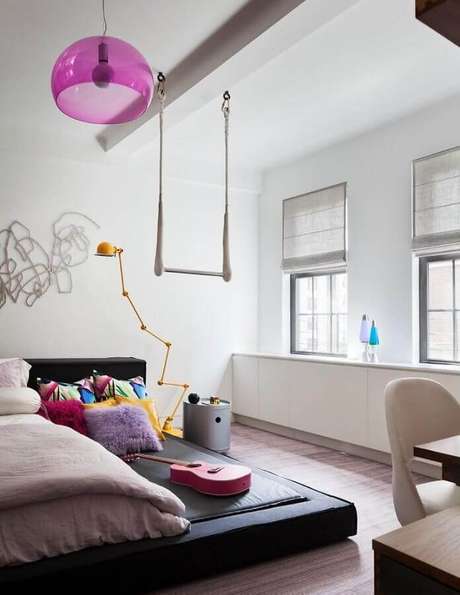 30. Decoração moderna de quarto juvenil com lustre rosa – Foto: Pinterest