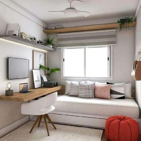 31. Decoração neutra para quarto juvenil com bancada de madeira – Foto: La Decora