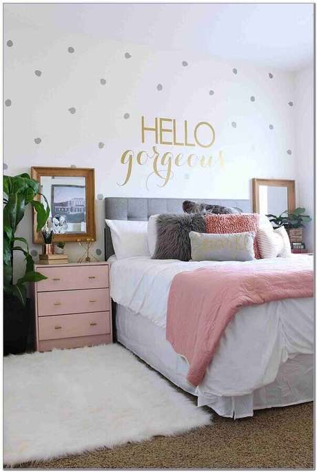 35. Decoração romântica para quarto juvenil feminino com papel de parede de bolinhas e criado mudo rosa – Foto: Pinterest