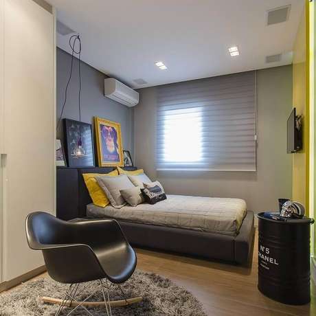 37. Decoração simples para quarto juvenil masculino com cadeira de balanço e tonel preto decorativo – Foto: Bárbara Dundes