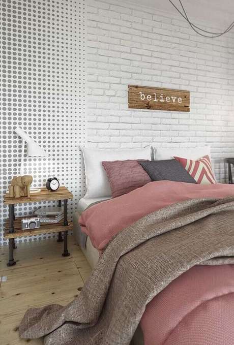 43. Quarto juvenil feminino decorado com dois tipos de papel de parede – Foto: Pinterest