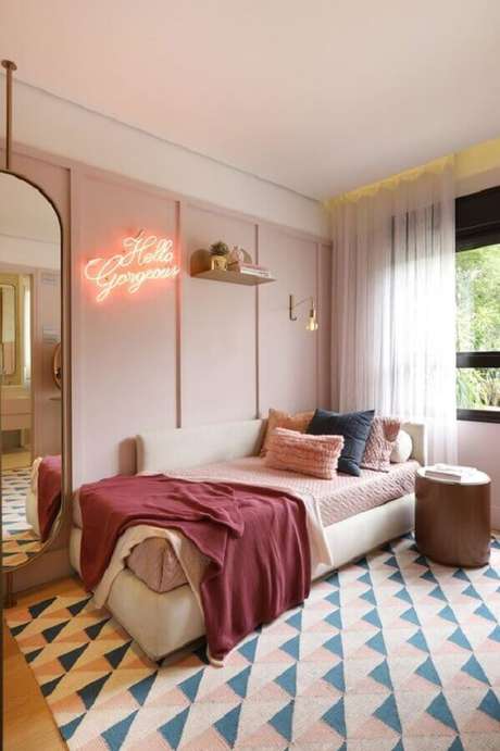 44. Quarto juvenil feminino decorado com tapete geométrico e puff redondo – Foto: Casa Vogue