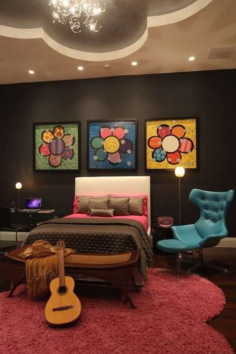 4. Decoração de quarto juvenil feminino com paredes pretas e quadros coloridos – Foto: Home Decor Ideas