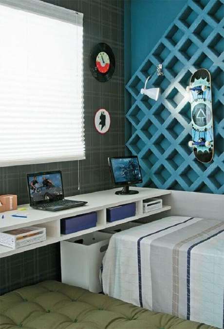 49. Quarto juvenil masculino decorado com papel de parede xadrez – Foto: Pinterest