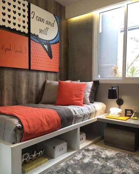 50. Quarto juvenil masculino planejado com parede de cimento queimado e quadros divertidos – Foto: Claudia Albertini Arquitetura