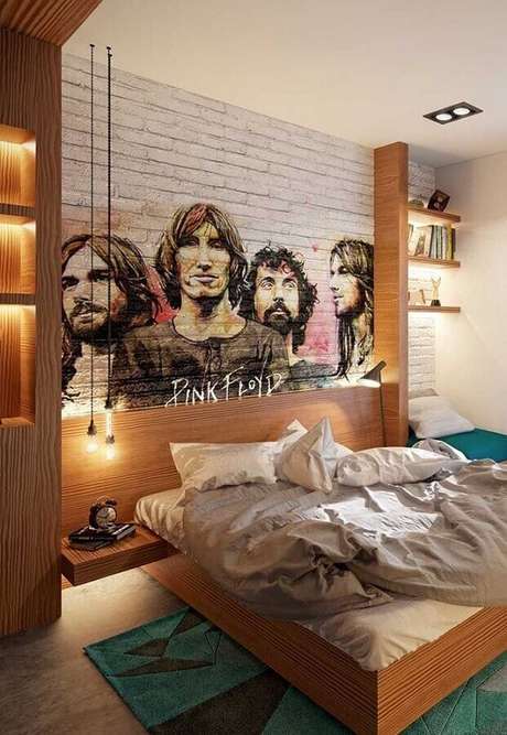 56. Quarto juvenil planejado com móveis de madeira e papel de parede com desenho de banca de rock – Foto: Pinterest