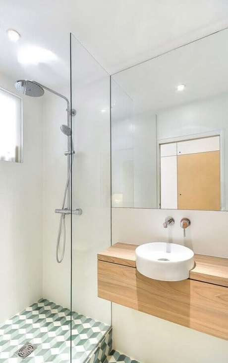 20. Invista nas cores claras para a decoração de banheiro pequeno de apartamento – Foto: Levitrabook 20. Invista nas cores claras para a decoração de banheiro pequeno de apartamento – Foto: Levitrabook