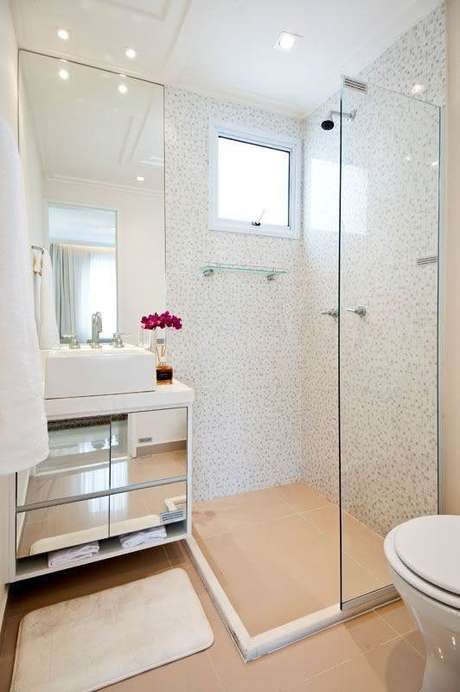 21. Banheiro de apartamento pequeno decorado com gabinete suspenso espelhado – Foto: Pinterest 21. Banheiro de apartamento pequeno decorado com gabinete suspenso espelhado – Foto: Pinterest