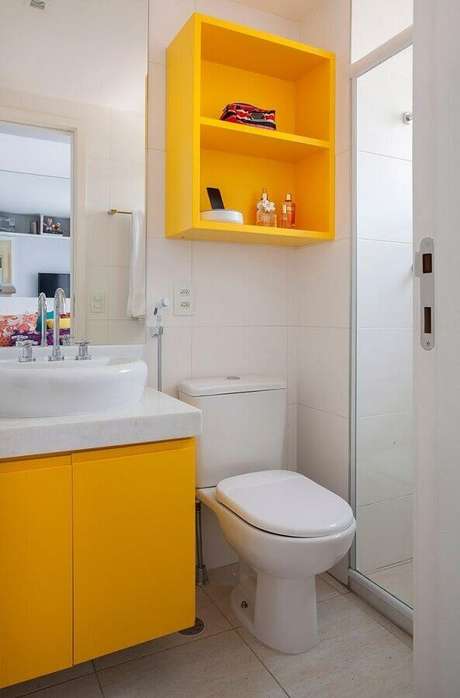 22. Coloque pontos de cor no banheiro de apartamento pequeno decorado – Foto: Pinterest 22. Coloque pontos de cor no banheiro de apartamento pequeno decorado – Foto: Pinterest