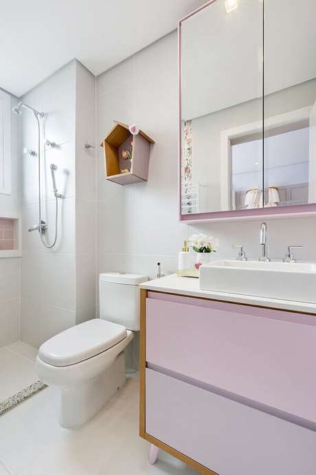 27. Delicada decoração de banheiro de apartamento branco e lilás com nicho em formato de casinha – Foto: Greisse Panazzolo 27. Delicada decoração de banheiro de apartamento branco e lilás com nicho em formato de casinha – Foto: Greisse Panazzolo