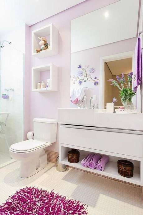 36. Delicada decoração para banheiro de apartamento branco e lilás com nichos decorativos e gabinete suspenso – Foto: Wood Save 36. Delicada decoração para banheiro de apartamento branco e lilás com nichos decorativos e gabinete suspenso – Foto: Wood Save