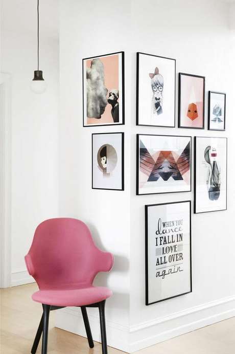 8. Sala com rodapé branco com quadros modernos – Foto: Imaginarium 8. Sala com rodapé branco com quadros modernos – Foto: Imaginarium