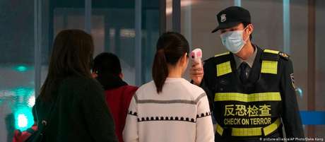 Controle em aeroporto em Wuhan, na China: feriado de Ano Novo Lunar aumenta perigo de disseminação da doença Controle em aeroporto em Wuhan, na China: feriado de Ano Novo Lunar aumenta perigo de disseminação da doença