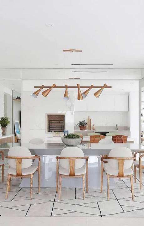13. Cozinha gourmet branca decorada com pendente de cobre – Foto: Decoração de Casa 13. Cozinha gourmet branca decorada com pendente de cobre – Foto: Decoração de Casa