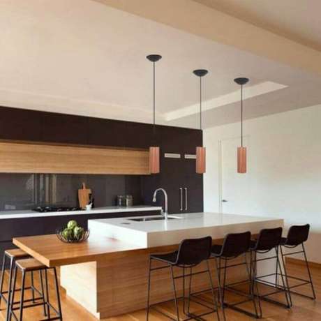 15. Cozinha moderna planejada com ilha e decorada com pendente de cobre em formato cilíndrico – Foto: Webcomunica 15. Cozinha moderna planejada com ilha e decorada com pendente de cobre em formato cilíndrico – Foto: Webcomunica