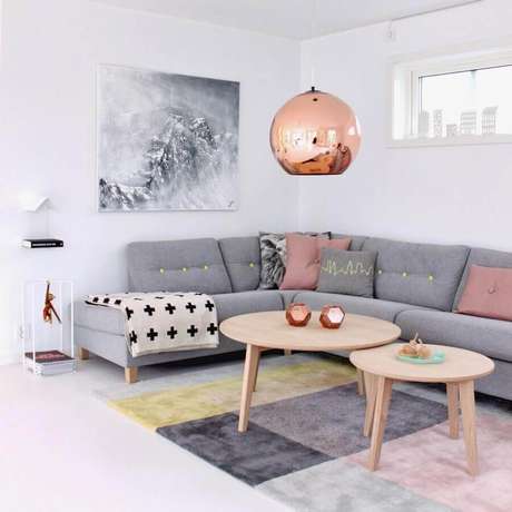 18. Decoração minimalista para sala de estar com sofá cinza de canto e pendente cobre redondo – Foto: We Heart It 18. Decoração minimalista para sala de estar com sofá cinza de canto e pendente cobre redondo – Foto: We Heart It