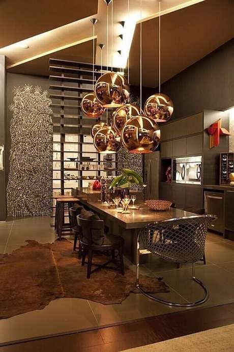19. Decoração moderna para cozinha planejada cinza com luminária pendente cobre redonda e tapete de couro – Foto: Denise Barreto 19. Decoração moderna para cozinha planejada cinza com luminária pendente cobre redonda e tapete de couro – Foto: Denise Barreto