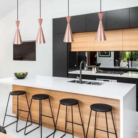 20. Decoração moderna para cozinha planejada com ilha e luminária pendente cobre – Foto: Webcomunica 20. Decoração moderna para cozinha planejada com ilha e luminária pendente cobre – Foto: Webcomunica