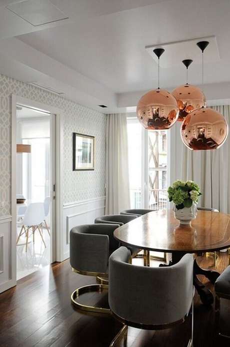 5. Decoração para sala de jantar moderna com pendente cobre rose em formato redondo e mesa de madeira com cadeiras cinza modernas e confortáveis – Foto: House Of Hipsters 5. Decoração para sala de jantar moderna com pendente cobre rose em formato redondo e mesa de madeira com cadeiras cinza modernas e confortáveis – Foto: House Of Hipsters