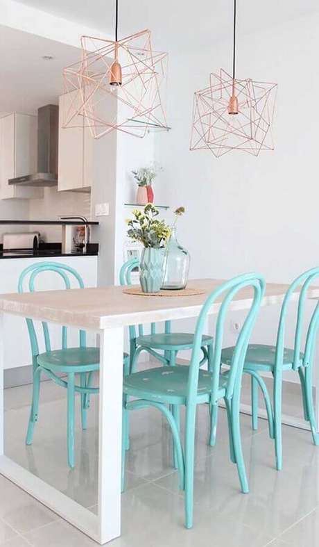 35. Pendente aramado cobre para decoração de sala de jantar com mesa de madeira e cadeiras azul Tiffany – Foto: Assetproject 35. Pendente aramado cobre para decoração de sala de jantar com mesa de madeira e cadeiras azul Tiffany – Foto: Assetproject
