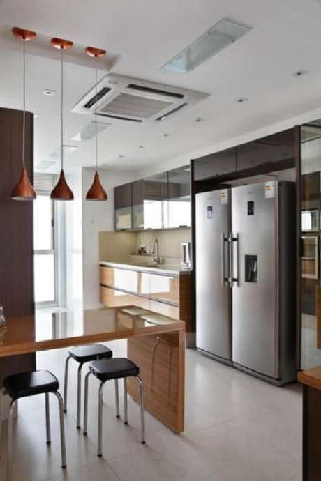 41. Pendente cobre para decoração de cozinha planejada com bancada de madeira – Foto: HomePro 41. Pendente cobre para decoração de cozinha planejada com bancada de madeira – Foto: HomePro