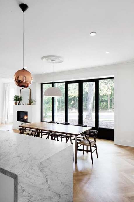 43. Pendente cobre redondo para decoração de cozinha com sala de jantar integrada – Foto: Pinterest 43. Pendente cobre redondo para decoração de cozinha com sala de jantar integrada – Foto: Pinterest